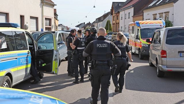 Polizisten in der Nähe des Einsatzortes an der Wilhelmsstraße in Saarbrücken-Klarenthal.