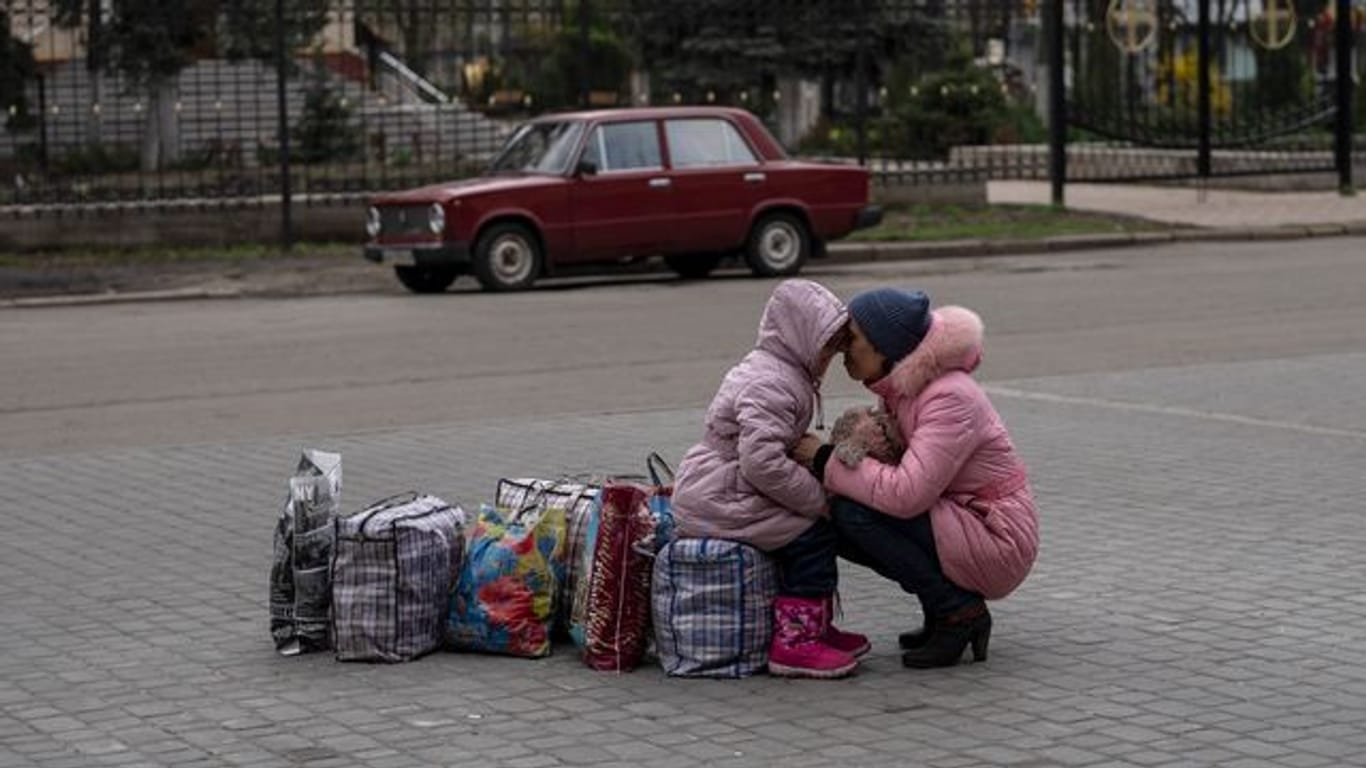 Mutter und Tochter warten in Slowjansk im Bezirk Donezk auf einen Bus, um das Land zu verlassen.