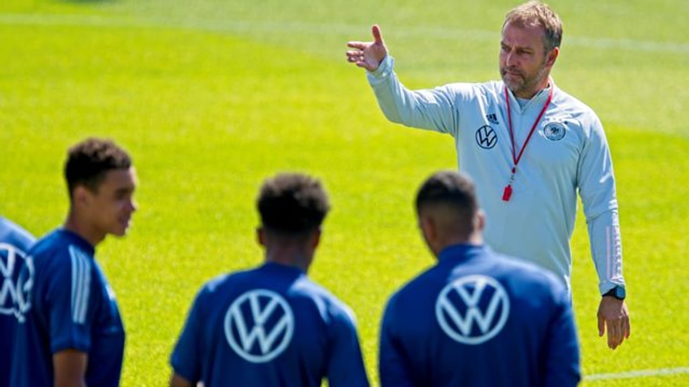 Kann mit 25 Akteuren für das Spiel gegen Italien planen: Bundestrainer Hansi Flick gibt beim Abschlusstraining Anweisungen.