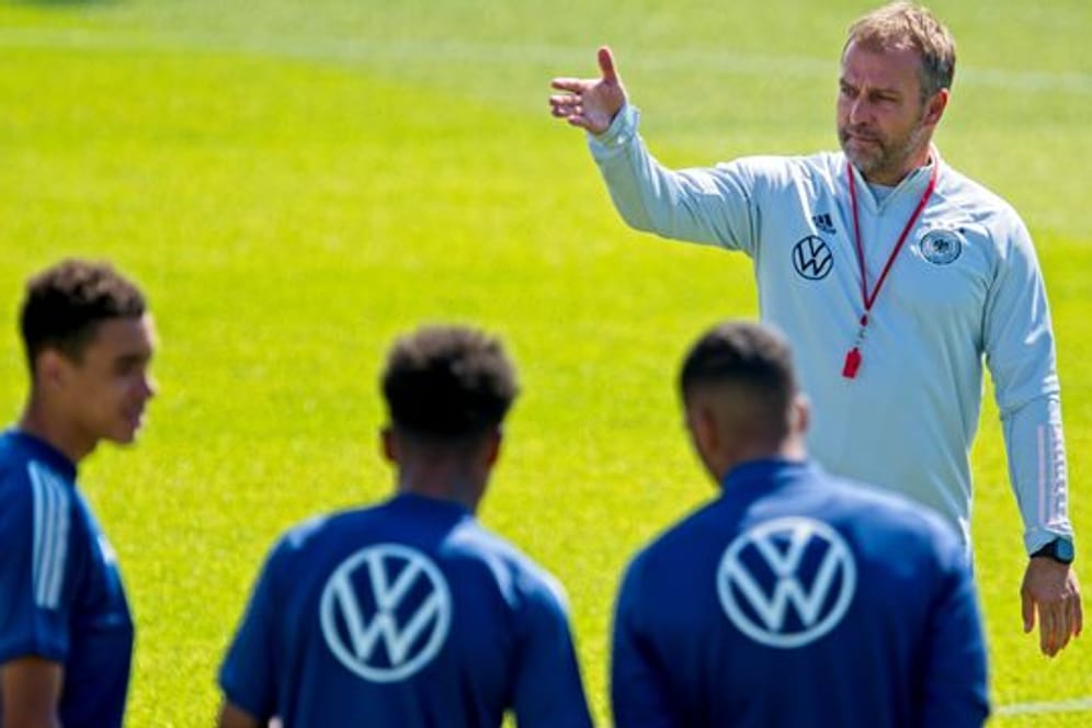 Kann mit 25 Akteuren für das Spiel gegen Italien planen: Bundestrainer Hansi Flick gibt beim Abschlusstraining Anweisungen.