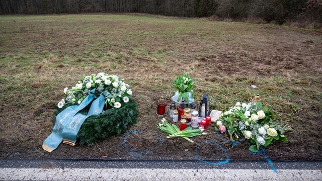 Ein Kranz, Blumen und Kerzen am Tatort nahe Kusel in der Pfalz, wo die beiden Polizisten erschossen wurden. Ein Kranz, Blumen und Kerzen am Tatort nahe Kusel in der Pfalz, wo die beiden Polizisten erschossen wurden.