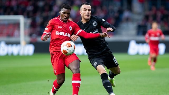 Aurélio Buta (l) im Einsatz für den FC Antwerpen gegen Filip Kostic von Eintracht Frankfurt.