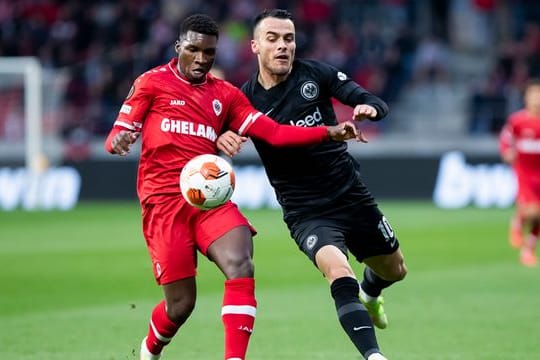 Aurélio Buta (l) im Einsatz für den FC Antwerpen gegen Filip Kostic von Eintracht Frankfurt.