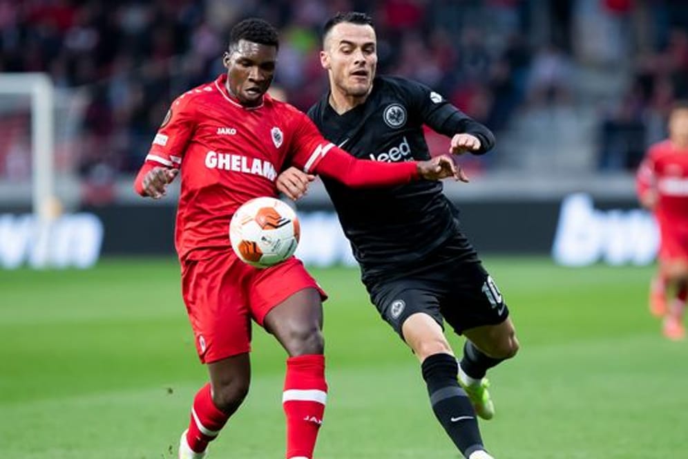Aurélio Buta (l) im Einsatz für den FC Antwerpen gegen Filip Kostic von Eintracht Frankfurt.