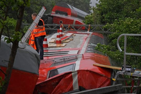 Der Zug war gegen Mittag auf dem Weg von Garmisch-Partenkirchen nach München, als mehrere Waggons entgleisten.