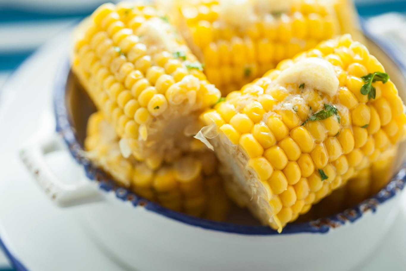 Maiskolben: Am besten schmeckt das Getreide, wenn es noch heiß ist.