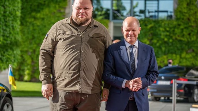Bundeskanzler Olaf Scholz begrüßt den Präsidenten des ukrainischen Parlaments, Ruslan Stefantschuk, vor dem Kanzleramt.