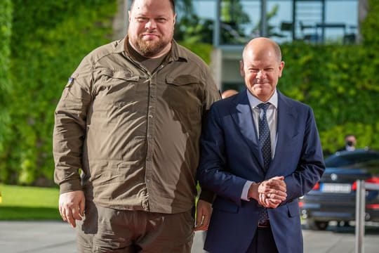 Bundeskanzler Olaf Scholz begrüßt den Präsidenten des ukrainischen Parlaments, Ruslan Stefantschuk, vor dem Kanzleramt.