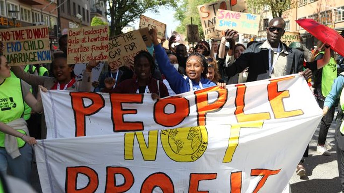 "People - not Profit": Demonstrantinnen und Demonstranten ziehen bei einem Klimaprotest durch Stockholm.
