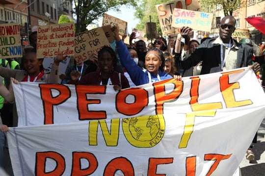 "People - not Profit": Demonstrantinnen und Demonstranten ziehen bei einem Klimaprotest durch Stockholm.