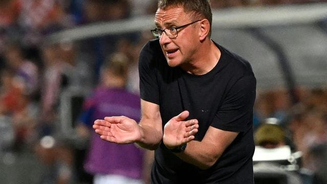 Österreichs Trainer Ralf Rangnick gibt seinen Spielern Anweisungen während der Partie gegen Kroatien.