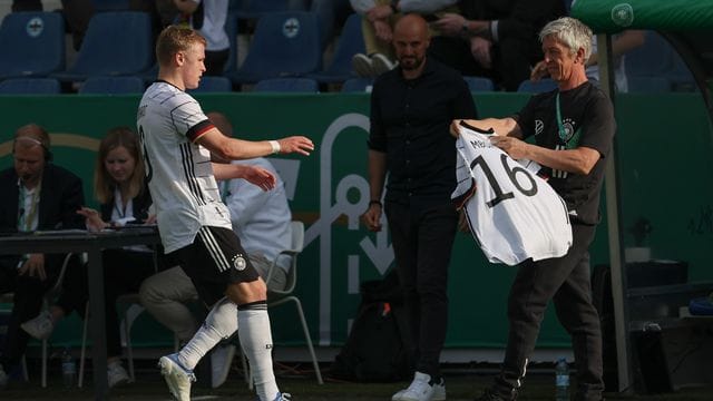 Torschütze Jonathan Burkardt (l) feiert sein Tor gegen Ungarn mit dem Trikot von Mbom, der sich einen Riss der linken Achillessehne zugezogen hatte. Torschütze Jonathan Burkardt (l) feiert sein Tor gegen Ungarn mit dem Trikot von Mbom, der sich einen Riss der linken Achillessehne zugezogen hatte.