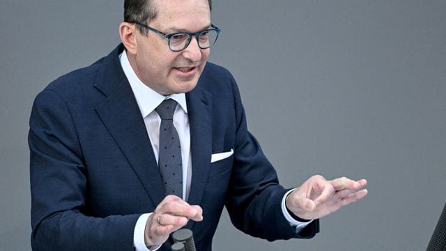 Alexander Dobrindt, Vorsitzender der CSU-Landesgruppe, spricht im Deutschen Bundestag. Alexander Dobrindt, Vorsitzender der CSU-Landesgruppe, spricht im Deutschen Bundestag.