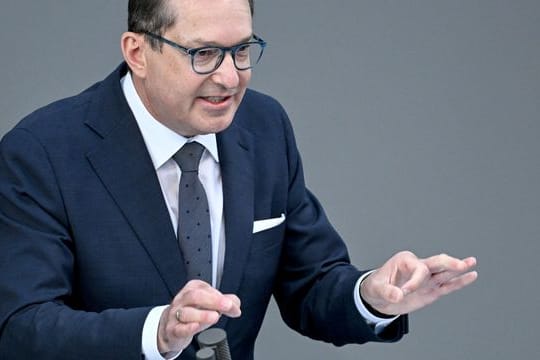 Alexander Dobrindt, Vorsitzender der CSU-Landesgruppe, spricht im Deutschen Bundestag.