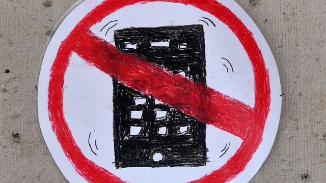 Beim Einkaufen oder in Restaurants wünschen sich 57 Prozent der Befragten Bereiche ohne Smartphones und Internet, um die volle Aufmerksamkeit ihrer Mitmenschen zu haben oder um selbst nicht abgelenkt zu werden.
