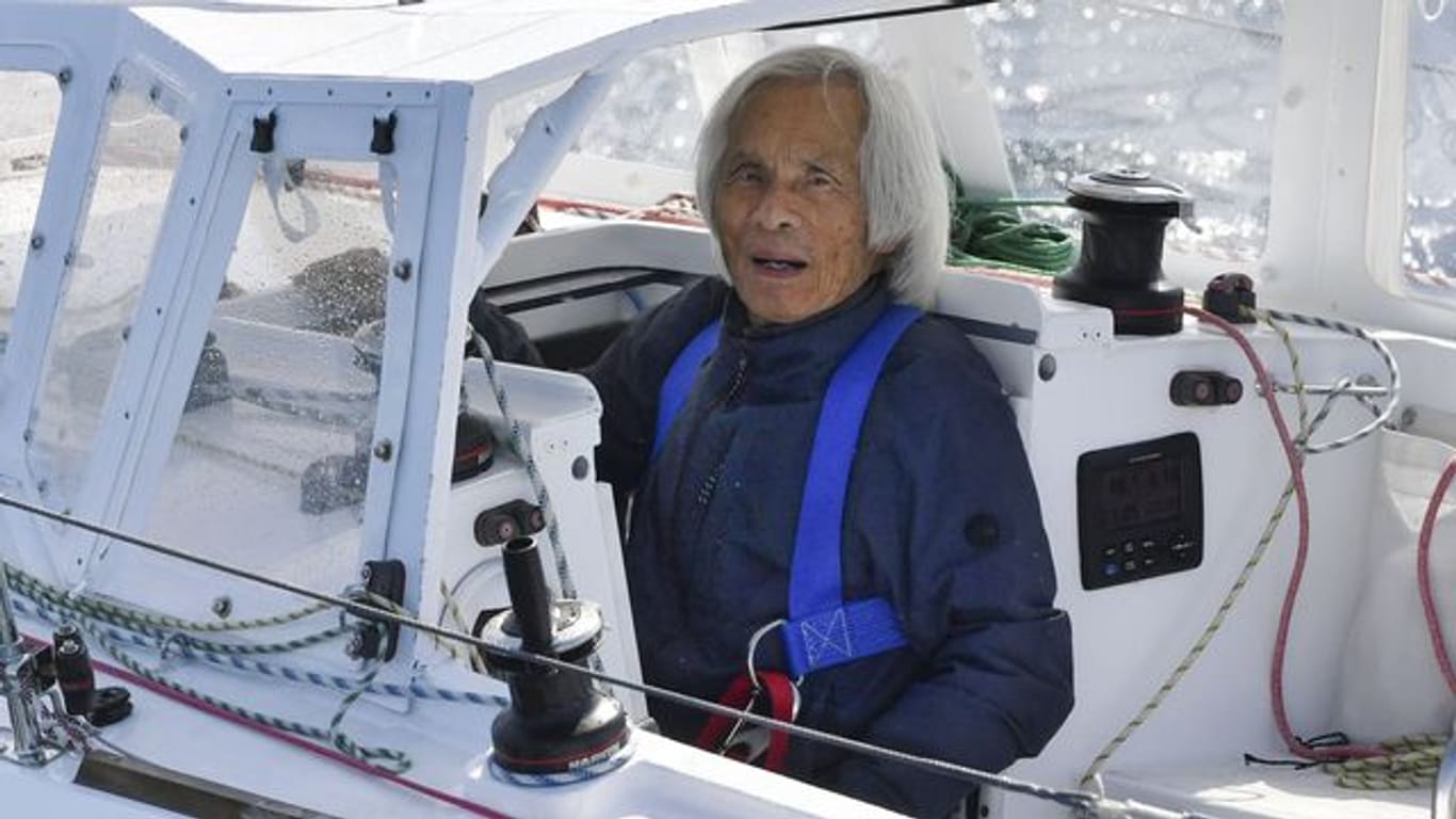 Einmal über den Pazifik: Der 83-jährige Japaner Kenichi Horie erreichte auf seiner Segeljacht Suntory Mermaid III den Kii-Kanal im Süden Japans.