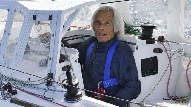 Einmal über den Pazifik: Der 83-jährige Japaner Kenichi Horie erreichte auf seiner Segeljacht Suntory Mermaid III den Kii-Kanal im Süden Japans.