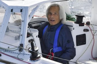 Einmal über den Pazifik: Der 83-jährige Japaner Kenichi Horie erreichte auf seiner Segeljacht Suntory Mermaid III den Kii-Kanal im Süden Japans.