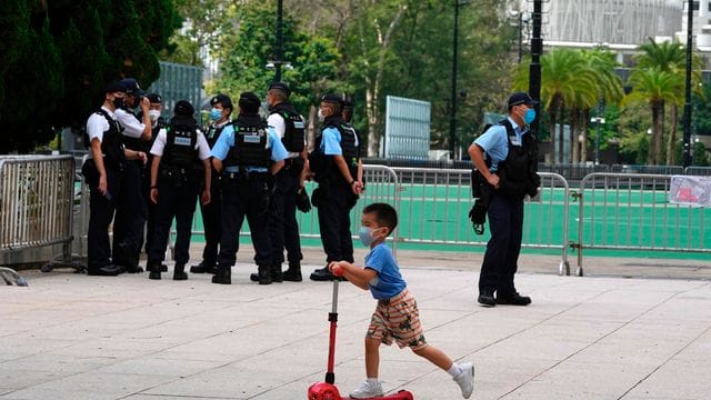 Polizisten patrouillieren am Victoria-Park in Hongkong, nachdem die Behörden erneut öffentliche Gedenkfeiern zum Jahrestag der Niederschlagung des Massakers auf dem Platz des Himmlischen Friedens (Tiananmen-Platz) in Peking im Jahr 1989 verboten haben.