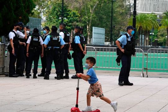 Polizisten patrouillieren am Victoria-Park in Hongkong, nachdem die Behörden erneut öffentliche Gedenkfeiern zum Jahrestag der Niederschlagung des Massakers auf dem Platz des Himmlischen Friedens (Tiananmen-Platz) in Peking im Jahr 1989 verboten haben.