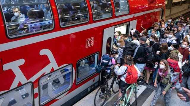 Menschen, zum Teil mit Fahrrädern, wollen am Hauptbahnhof Berlin in einen Regionalzug der Linie RE5 nach Rostock. Menschen, zum Teil mit Fahrrädern, wollen am Hauptbahnhof Berlin in einen Regionalzug der Linie RE5 nach Rostock.