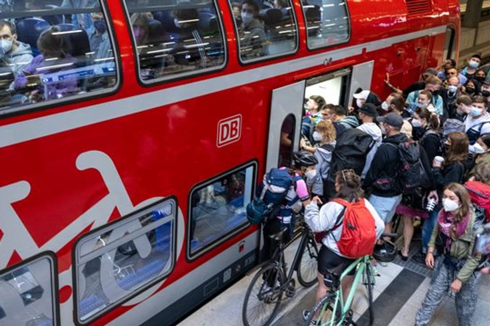 Menschen, zum Teil mit Fahrrädern, wollen am Hauptbahnhof Berlin in einen Regionalzug der Linie RE5 nach Rostock.