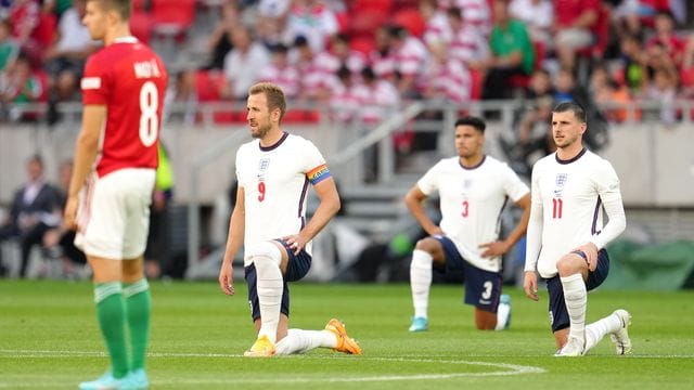 Als Zeichen gegen Rassismus knien Englands Harry Kane (2.