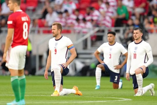 Als Zeichen gegen Rassismus knien Englands Harry Kane (2.