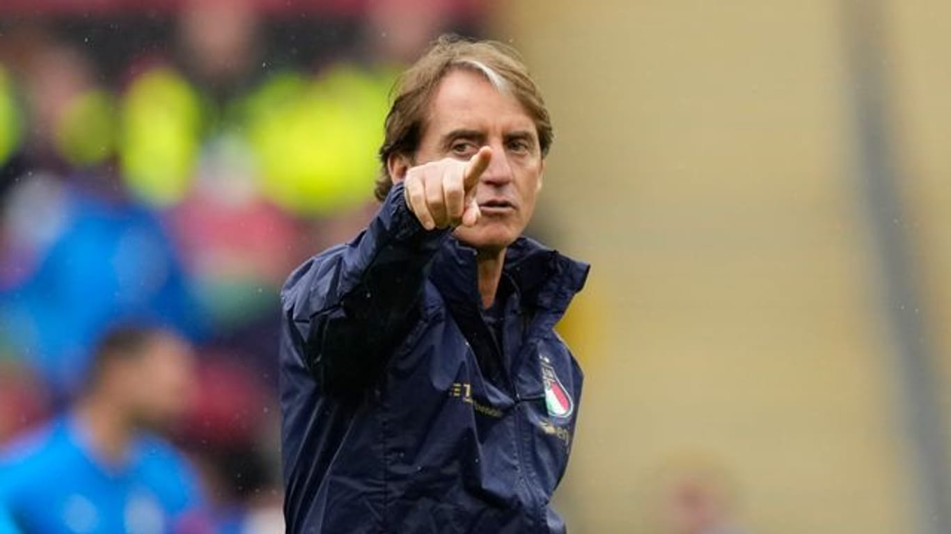Italiens Trainer Roberto Mancini gibt während einer Trainingseinheit Anweisungen.