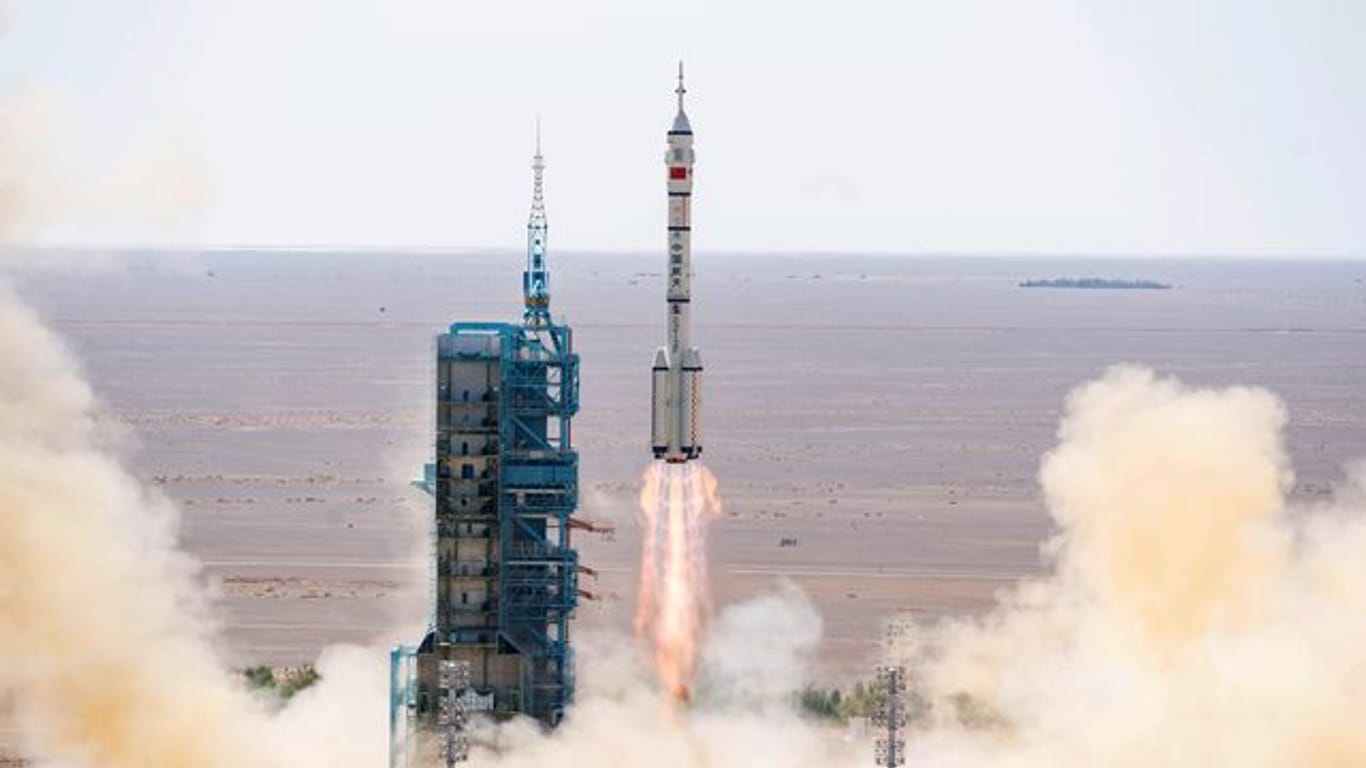 Das bemannte Raumschiff "Shenzhou-14" startet auf einer Trägerrakete vom Typ "Langer Marsch 2F" vom Jiuquan Satellite Launch Center im Nordwesten Chinas.