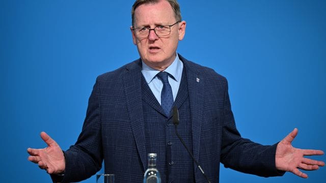 Thüringens Ministerpräsident Bodo Ramelow (Die Linke) sieht im Koalitionsvertrag von Grünen und CDU in NRW eine "Blaupause" zur Schlichtung des Streits mit der Union im Thüringer Landtag. Thüringens Ministerpräsident Bodo Ramelow (Die Linke) sieht im Koalitionsvertrag von Grünen und CDU in NRW eine "Blaupause" zur Schlichtung des Streits mit der Union im Thüringer Landtag.