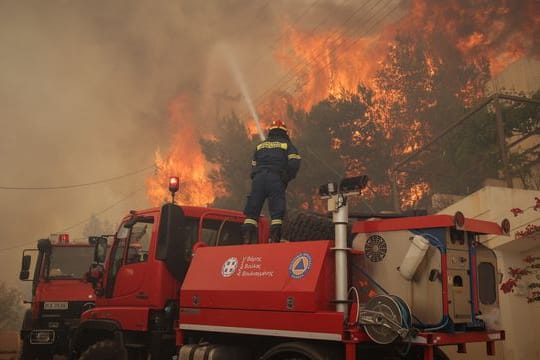 Die Feuerwehr hat in der Nacht einen großen Buschbrand nahe Athen unter Kontrolle gebracht.