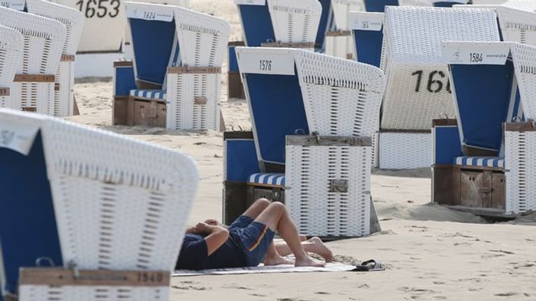 Strandkörbe stehen am Strand von Westerland: Die Lage über Pfingsten auf Sylt ist ruhig.
