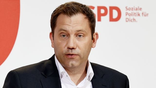 SPD-Chef Lars Klingbeil will vor allem die Mineralölkonzerne als Krisen- und Kriegsgewinner besteuern. SPD-Chef Lars Klingbeil will vor allem die Mineralölkonzerne als Krisen- und Kriegsgewinner besteuern.