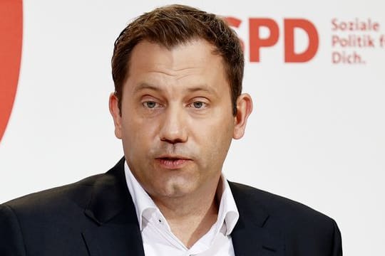 SPD-Chef Lars Klingbeil will vor allem die Mineralölkonzerne als Krisen- und Kriegsgewinner besteuern.