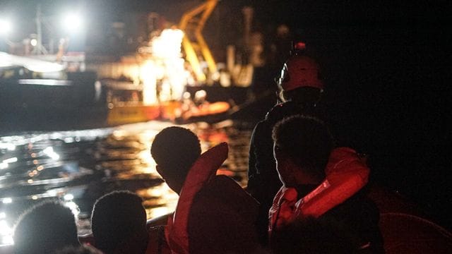 Die von Sea-Watch herausgegebene Aufnahme zeigt gerettete Migranten, die auf einem Schlauchboot zum Seenotrettungsschiff "Sea-Watch 3" gebracht werden.