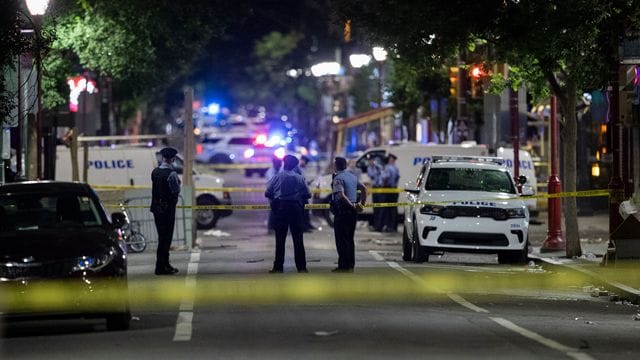 Polizisten stehen am abgesperrten Tatort in Philadelphia. Polizisten stehen am abgesperrten Tatort in Philadelphia.