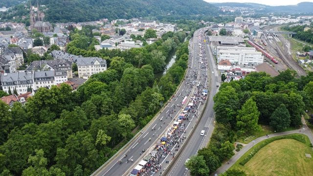 Fußgänger und Fahrräder statt Autos: Tausende Menschen strömen zu "Tischlein deck dich" auf die als "Stadtautobahn" bekannte B3 in Marburg. Fußgänger und Fahrräder statt Autos: Tausende Menschen strömen zu "Tischlein deck dich" auf die als "Stadtautobahn" bekannte B3 in Marburg.
