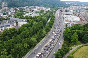 Fußgänger und Fahrräder statt Autos: Tausende Menschen strömen zu "Tischlein deck dich" auf die als "Stadtautobahn" bekannte B3 in Marburg.