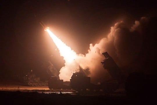 Das US-amerikanische und das südkoreanische Militär haben acht ballistische Raketen ins Meer abgefeuert.