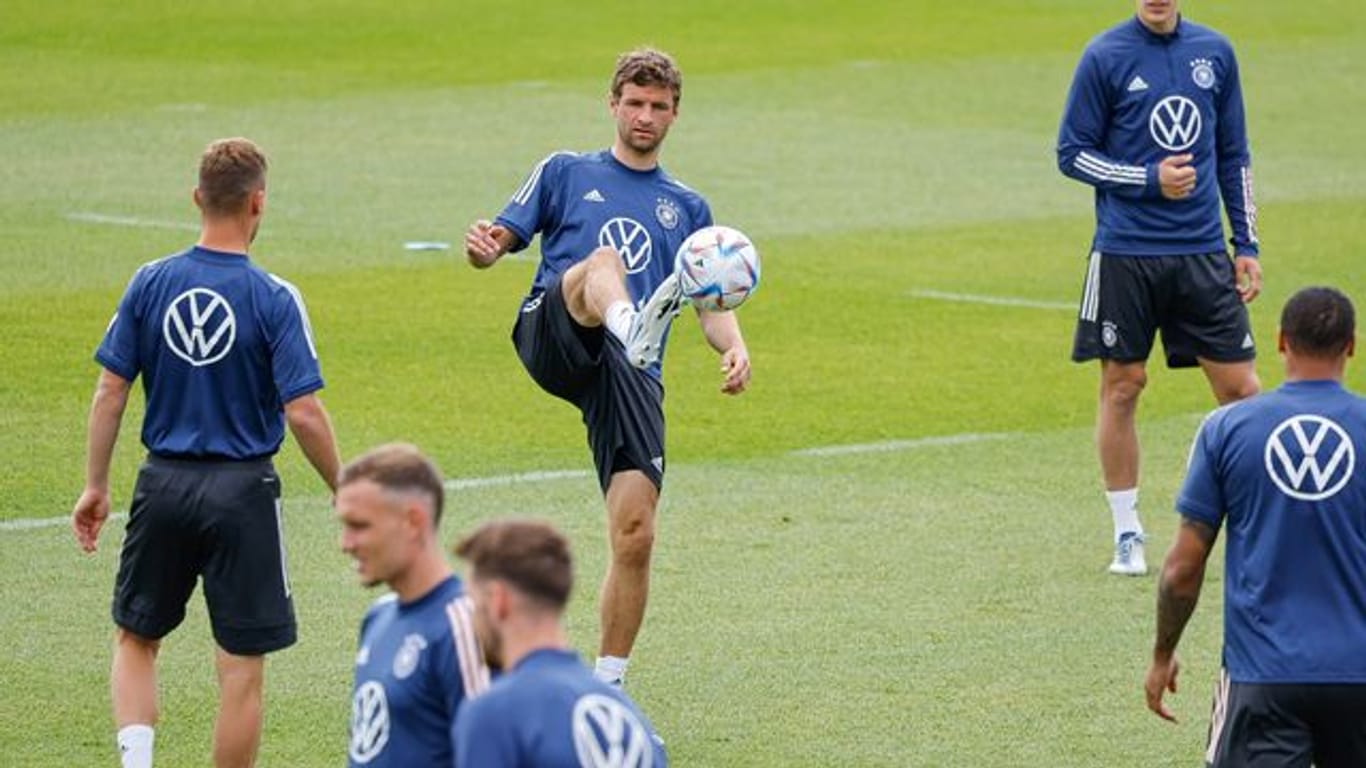 Hofft auf einen Sieg gegen England: Thomas Müller (M) beim Training mit dem DFB-Team.