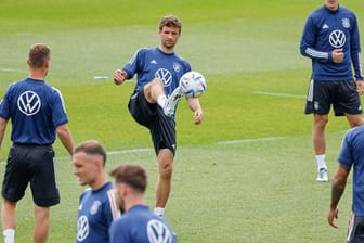 Hofft auf einen Sieg gegen England: Thomas Müller (M) beim Training mit dem DFB-Team.