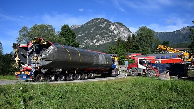 Die Reste des Unglücks werden abtransportiert.