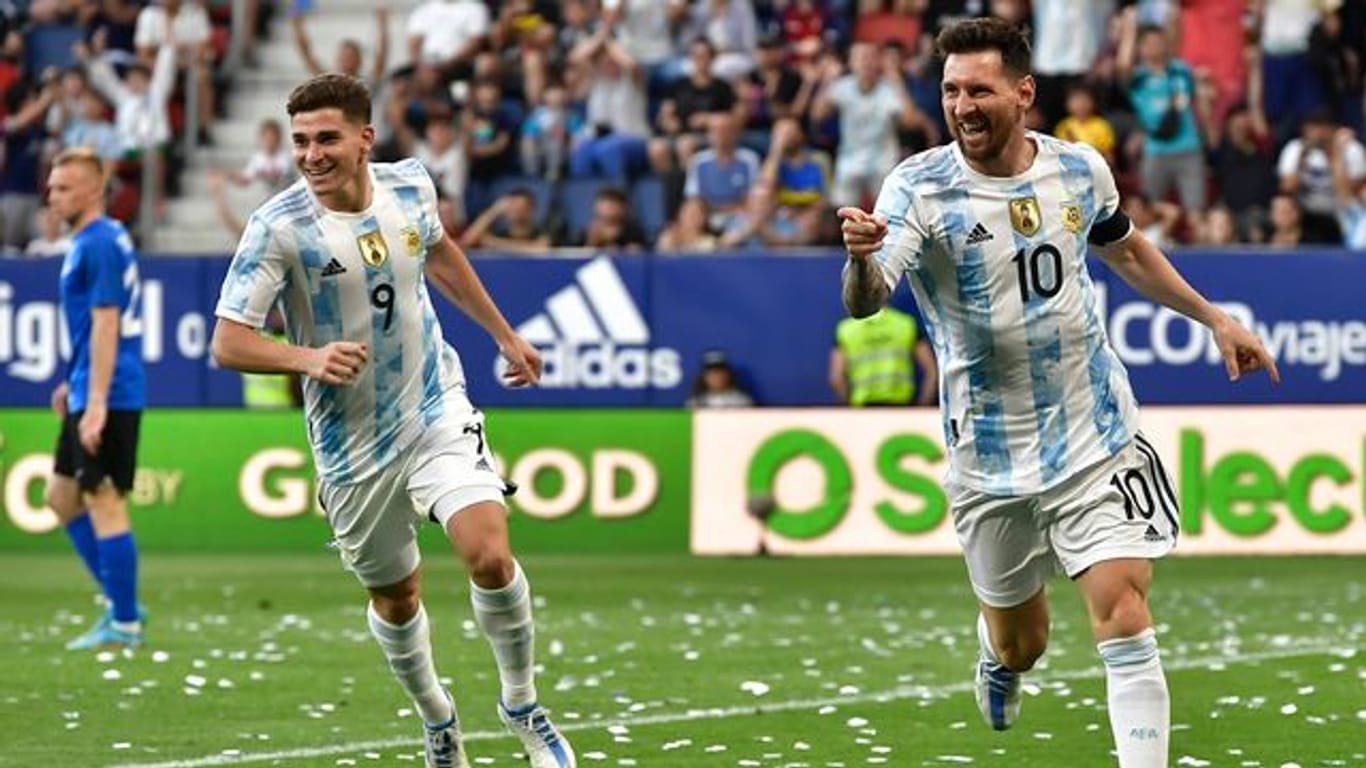 Argentiniens Nationalspieler Lionel Messi (r) feiert seinen dritten Treffer beim Freundschaftsspiel gegen Estland.