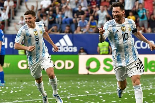 Argentiniens Nationalspieler Lionel Messi (r) feiert seinen dritten Treffer beim Freundschaftsspiel gegen Estland.