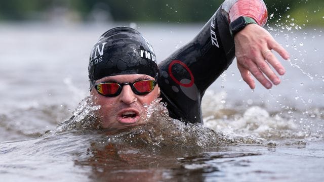 Joseph Heß während einer Trainingseinheit in der Elbe.