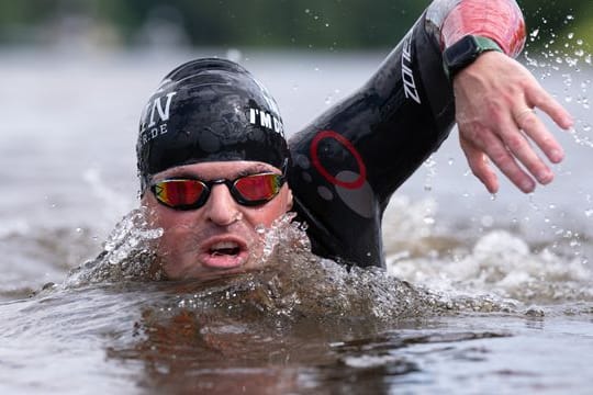 Joseph Heß während einer Trainingseinheit in der Elbe.