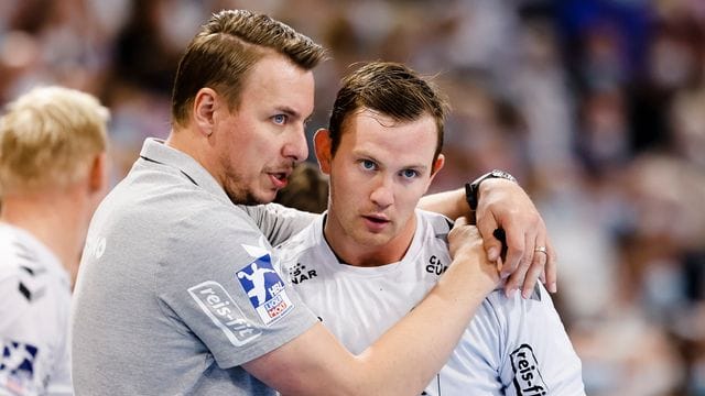 Kiels Trainer Filip Jicha (l) im Gespräch mit Schlüsselspieler Sander Sagosen.