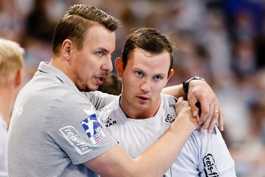 Kiels Trainer Filip Jicha (l) im Gespräch mit Schlüsselspieler Sander Sagosen.