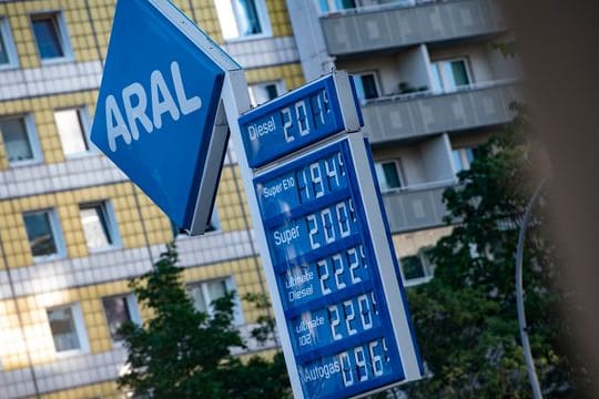 Nur wenige Tage nach der steuerlichen Senkung der Benzinpreise sind vielerorts die Preise wieder deutlich angestiegen.